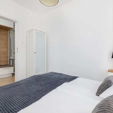 Daire Black & White Balcony By Renters *