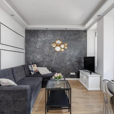 Daire Black & White Balcony By Renters *